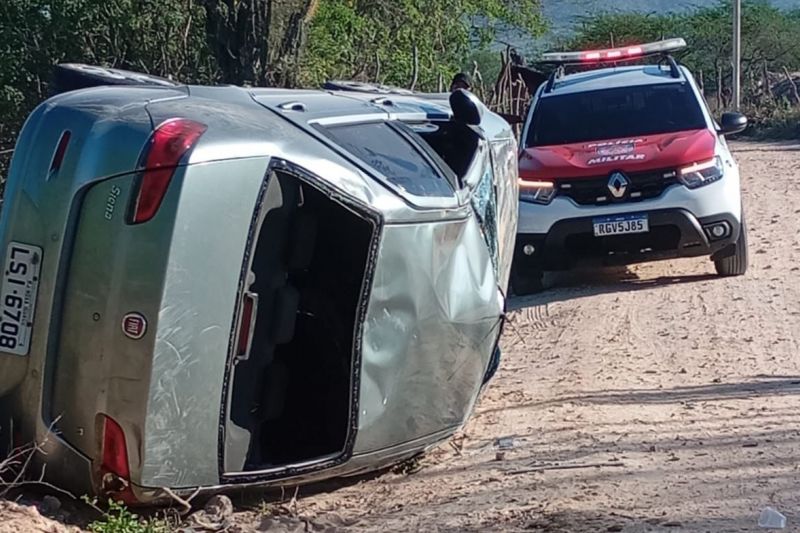 Motorista capota carro após se sustar com motoqueiros em estrada vicinal em Pariconha