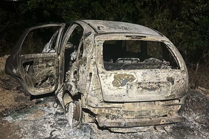 Carro com placa de Pernambuco é encontrado em chamas em terreno baldio em Delmiro Gouveia