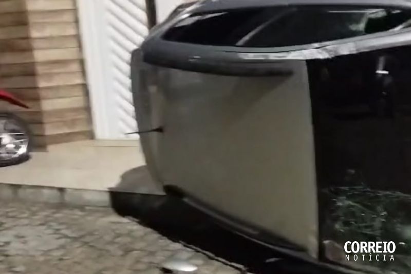 Carro que seria conduzido por motorista embriagado capota ao bater em outro em Inhapi