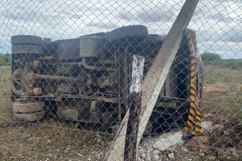 Capotamento de carro-forte em trecho da BR-423 deixa dois feridos em Delmiro Gouveia