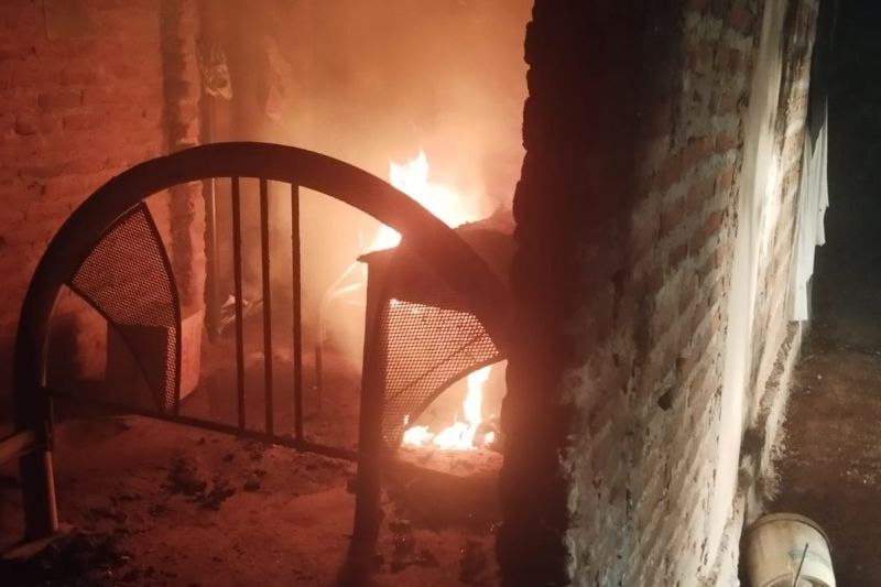 PM prende homem por agredir companheira e atear fogo em casa em Delmiro Gouveia