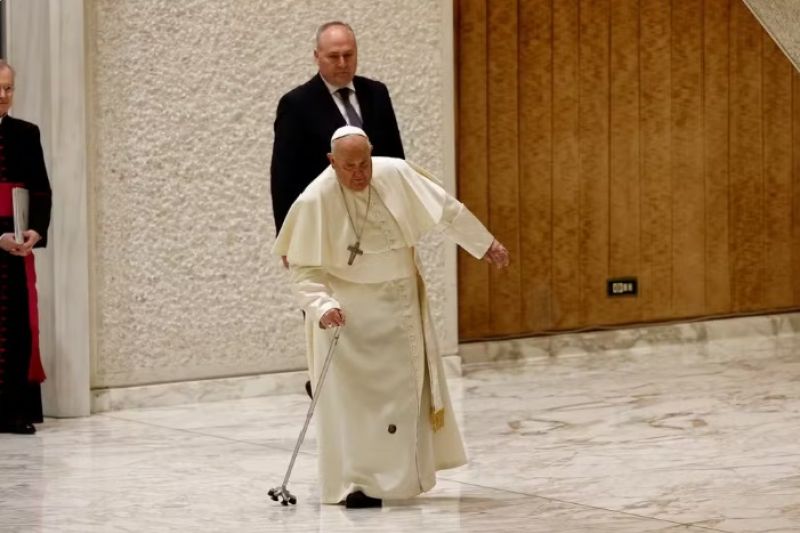 Papa Francisco passa noite tranquila em hospital e febre diminui