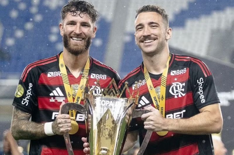 Com disputa acirrada na defesa, Filipe Luís não descarta mudar esquema