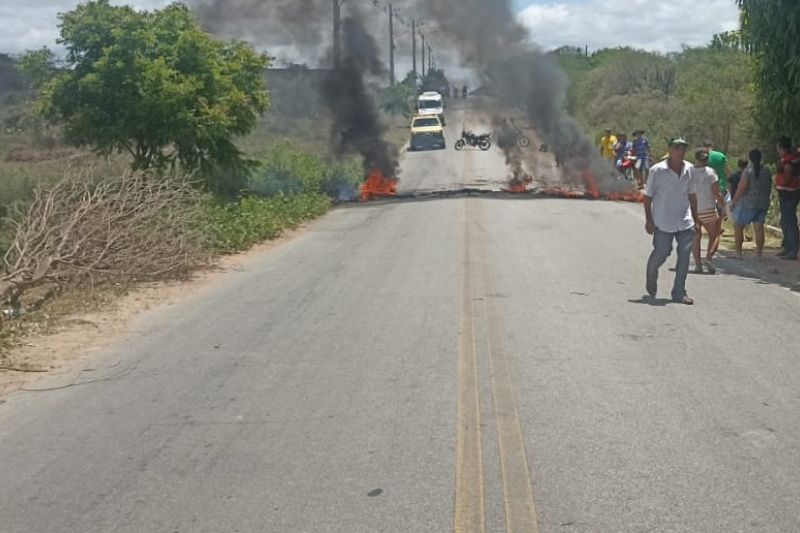 Sem água há várias semanas, moradores protestam e interditam acesso a Poço das Trincheiras
