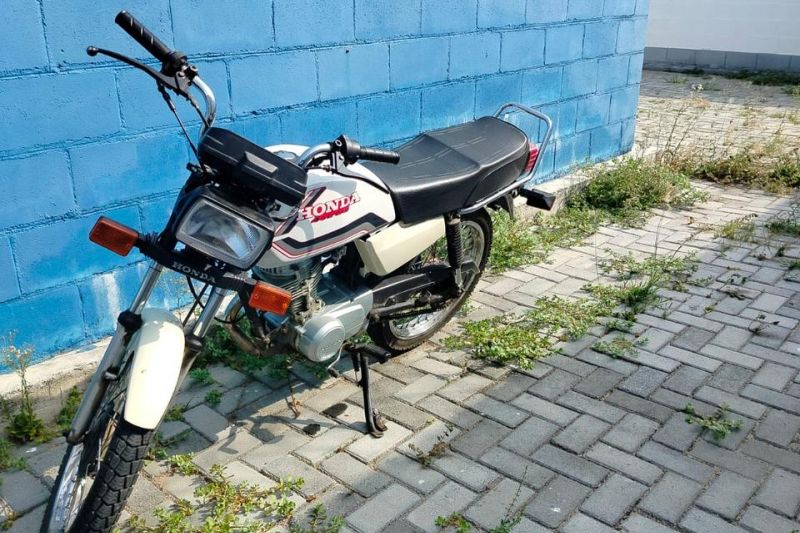 Motocicleta sem placa e com chassi ilegível é encontrada abandonada em rodovia