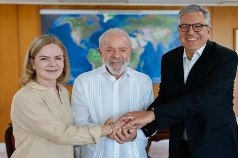 Lula define Gleisi Hoffmann como substituta de Padilha na articulação política