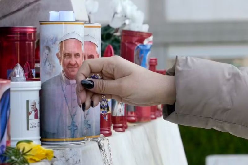 Papa tomou café da manhã e leu jornais, diz Vaticano