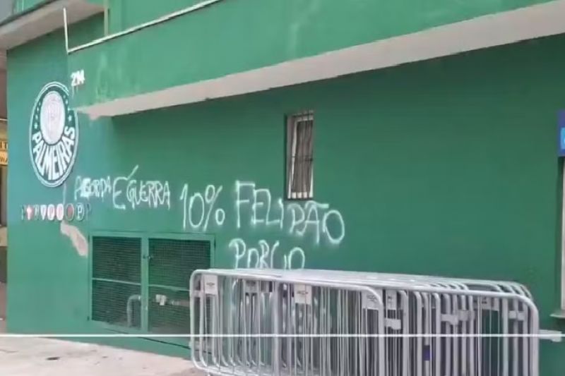 Muros da sede do Palmeiras são pichados após derrota para o Corinthians