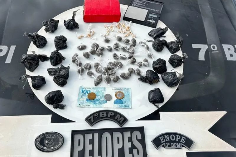 Polícia desarticula facção criminosa e apreende drogas e armas em Santana do Ipanema