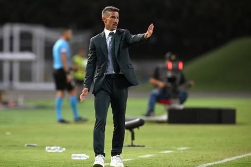 Aos 36 anos, técnico espanhol é sensação de rival do Botafogo