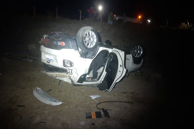 Motorista perde controle e capota veículo na AL-220 em Olho D’água do Casado