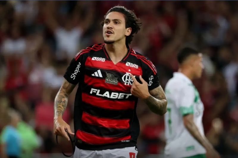 Flamengo goleia no Maracanã para liderar o Campeonato Brasileiro