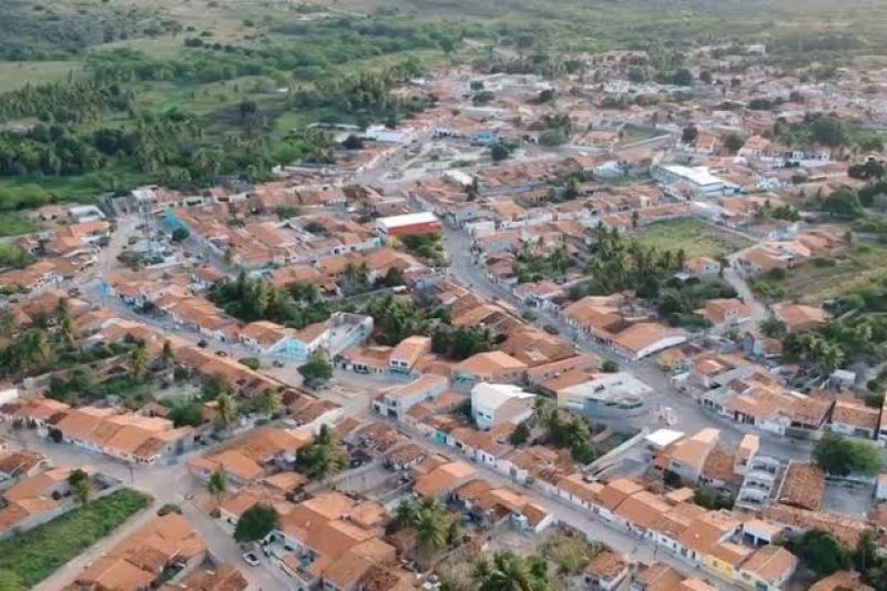 Homem ameaça ex-companheira com faca e atenta contra policiais em Olho D’água do Casado