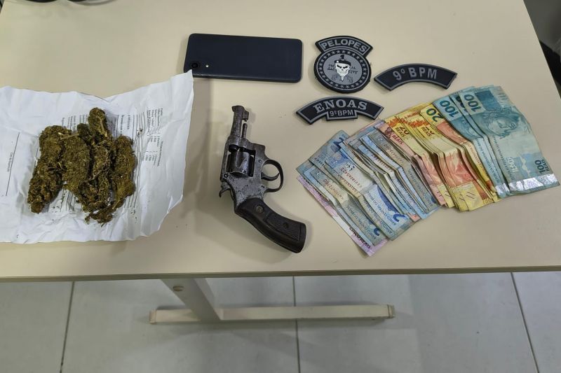 Homem é preso após ter arma de fogo e drogas encontradas dentro de carro em Canapi