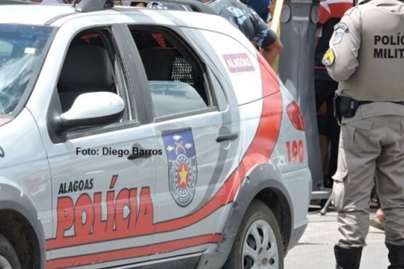 Homem invade casa da ex-companheira e a ameaça com arma de fogo em Santana do Ipanema