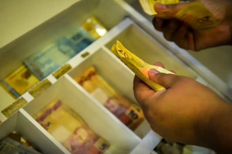 Aposentados e pensionistas começam a receber antecipação do 13º