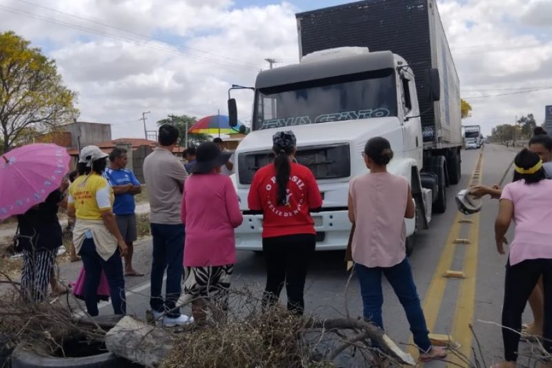 Moradores do Sertão enfrentam dias sem água e protestam contra Casal e Águas do Sertão