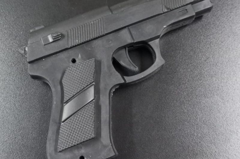 Simulacro de arma de fogo é apreendido com dupla em moto em Pão de Açúcar