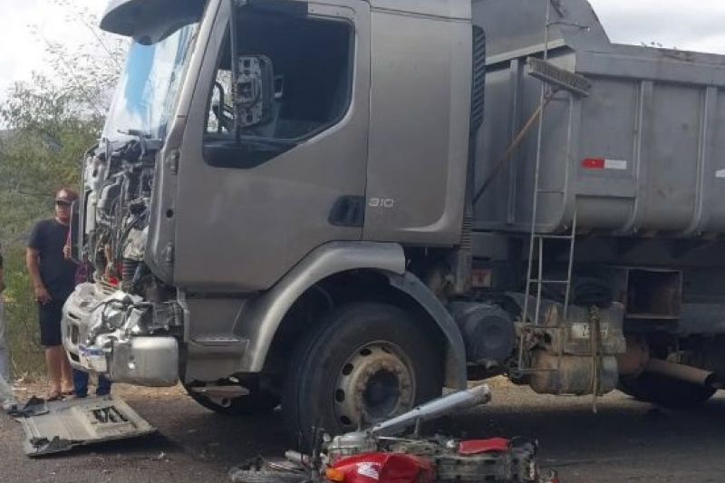Batida entre moto e caminhão-caçamba mata filho do secretário de obras de Mata Grande