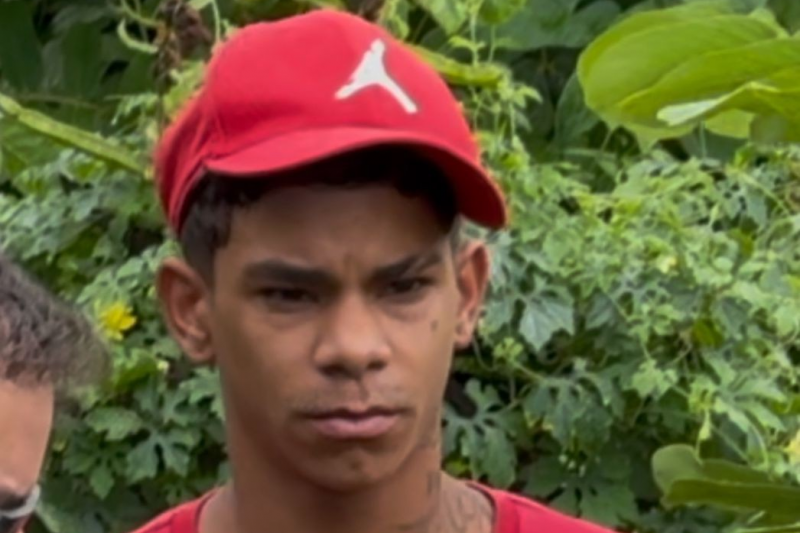 Acusado de matar jovem com facada no pescoço entrega-se à polícia em Delmiro Gouveia