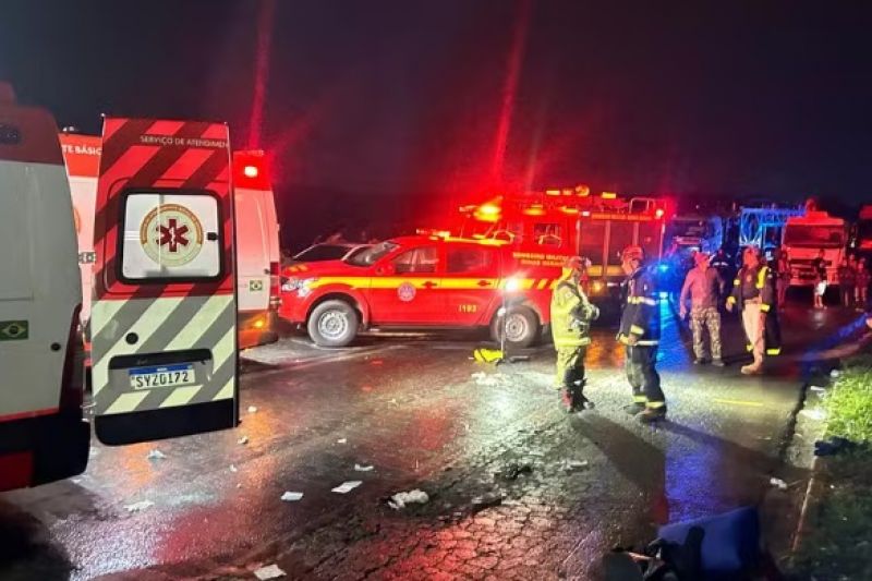 Batida entre carreta e micro-ônibus deixa 9 mortos e 10 feridos em MG