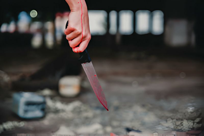“Vou beber seu sangue”: mulher ameaça vizinha com faca após discussão familiar em Santana