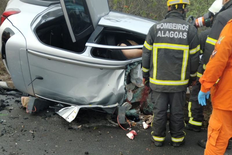Batida entre carros deixa três pessoas mortas e outras duas feridas em São José da Tapera