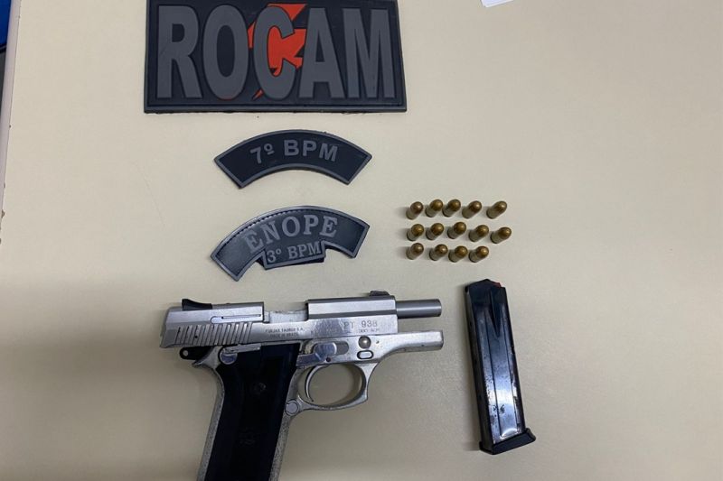 Mulher é presa ao ser encontrada com pistola durante abordagem em Santana do Ipanema