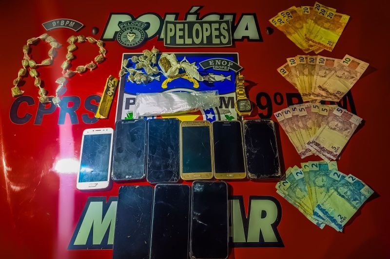 Homem é preso e adolescente apreendido por tráfico de drogas em Delmiro Gouveia