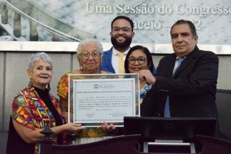 Dona Lourdes é homenageada na Assembleia pela iguaria regional