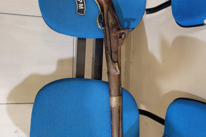Homem é preso com espingarda artesanal na zona rural de Olho D'água das Flores