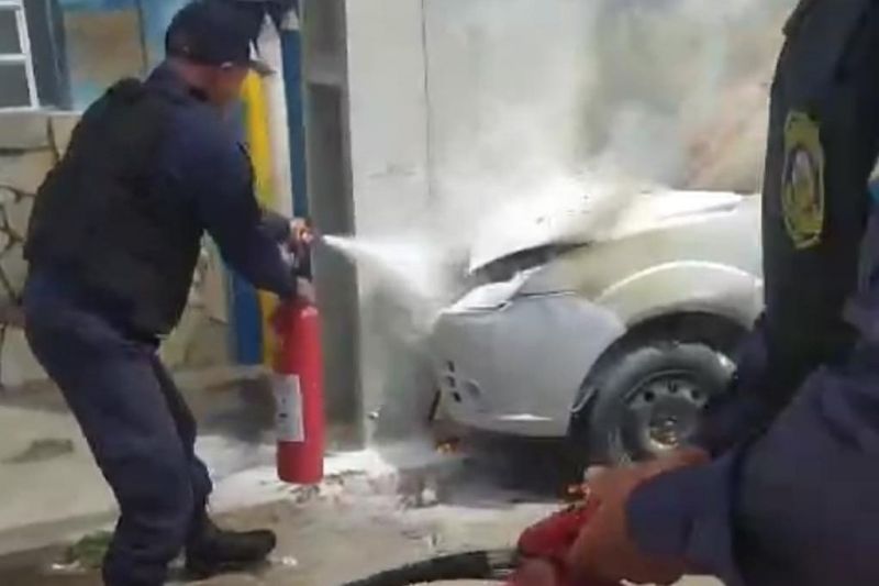 Carro pega fogo após colisão com poste e é destruído pelas chamas em Delmiro Gouveia