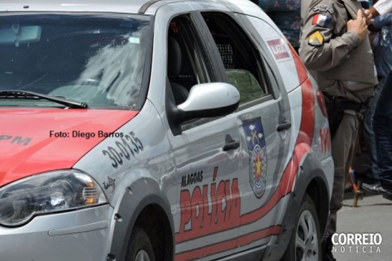 Mulher pede socorro para a polícia após ser agredida pelo padrasto em Delmiro Gouveia