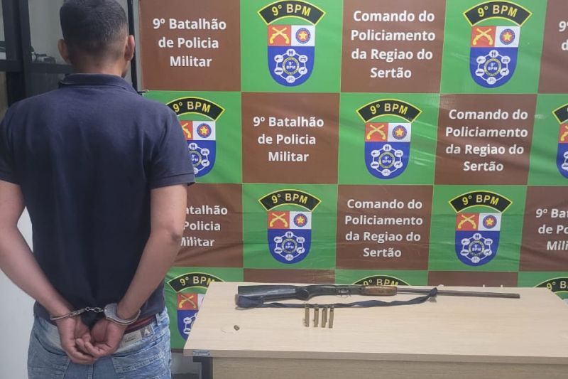 Homem embriagado é preso suspeito de ameaçar familiares com espingarda em Delmiro Gouveia