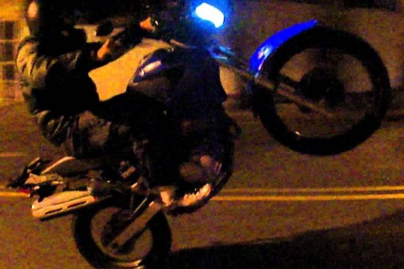 Jovem sem CNH é flagrado pela polícia empinando moto em São José da Tapera