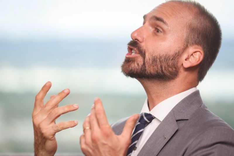 Eduardo Bolsonaro afirma que ‘lamenta’, mas vai ‘sacrificar’ mandato e continuar nos EUA