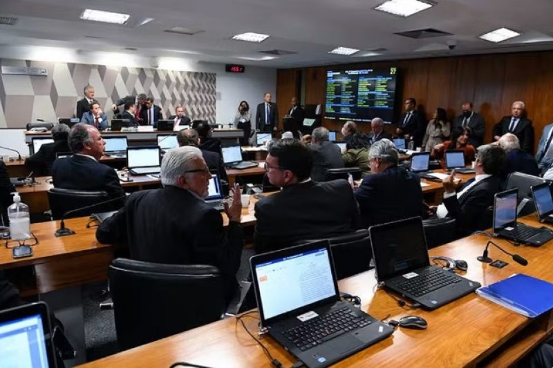 Aprovada PEC que aumenta prazo e institui limite para municípios pagarem precatórios