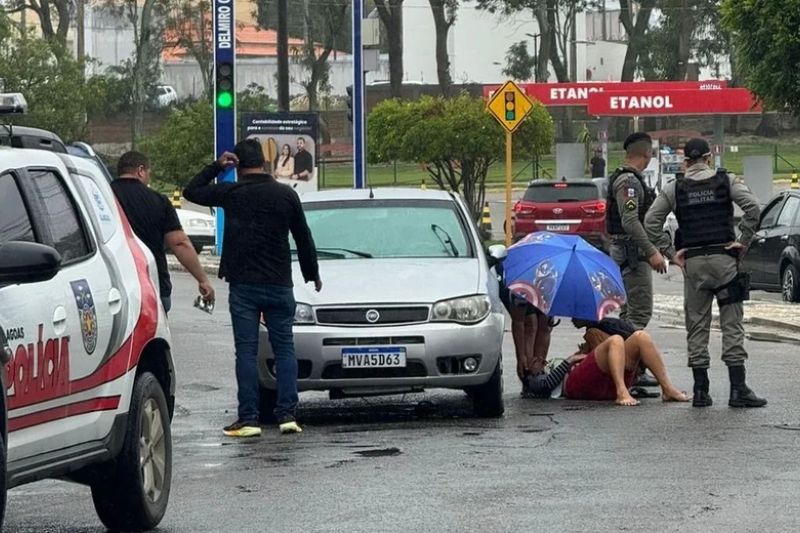 Mulher é atropelada por carro ao atravessar rua no centro da cidade de Delmiro Gouveia