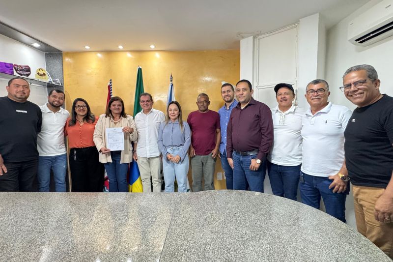 Prefeita Ziane Costa assina ordem de serviço para construção de novas quadras esportivas
