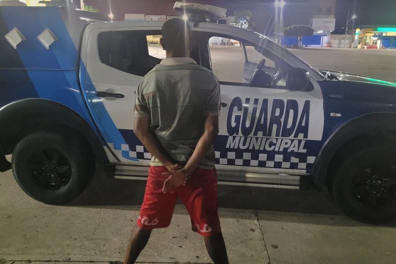 Homem tenta atacar outro com faca e é detido pela Guarda Municipal em Delmiro Gouveia