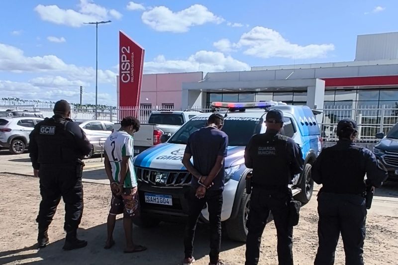 Guarda Municipal prende dupla armada após assalto no centro da cidade de Delmiro Gouveia