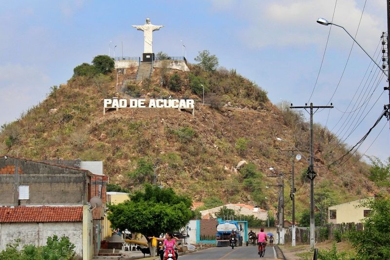 Homem é autuado após ser flagrado com soco inglês durante abordagem em Pão de Açúcar