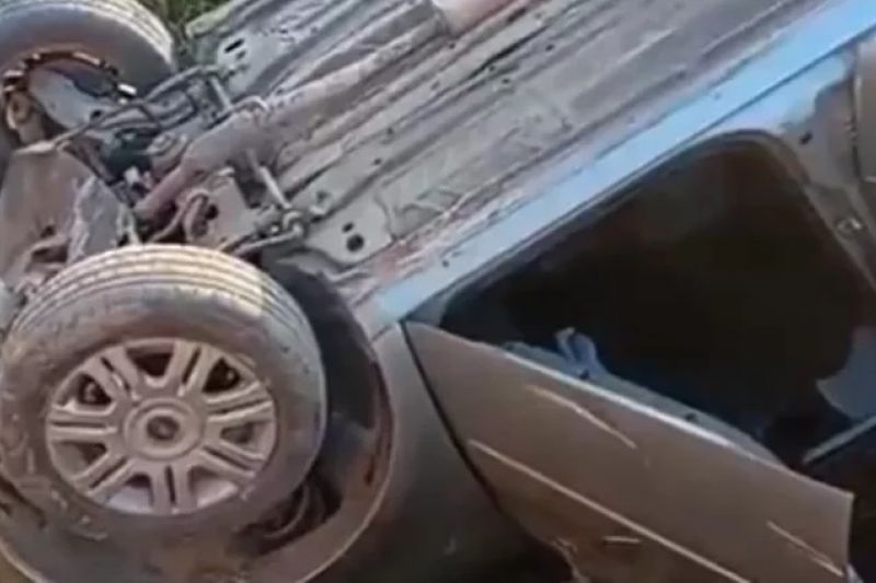 Carro capota e deixa três feridos em estrada vicinal de Poço das Trincheiras