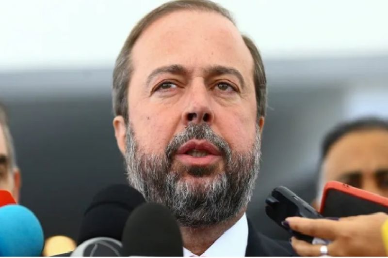 Ministro de Lula anuncia gratuidade em botijão de gás para 17 milhões de famílias