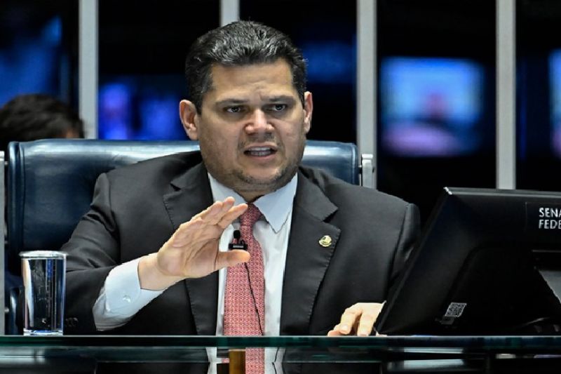 Após operação, Alcolumbre coloca devedor contumaz para votação no Senado