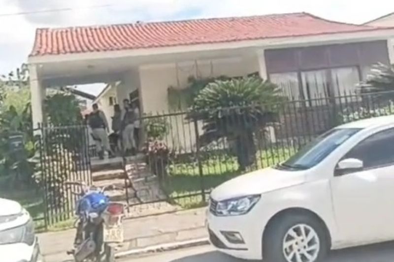 Bandidos armados invadem e roubam residência da mãe do prefeito de Pão de Açúcar