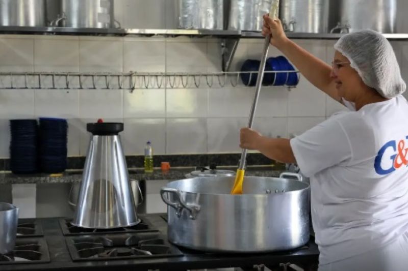 Ceará sanciona lei que zera ultraprocessados na merenda até 2027