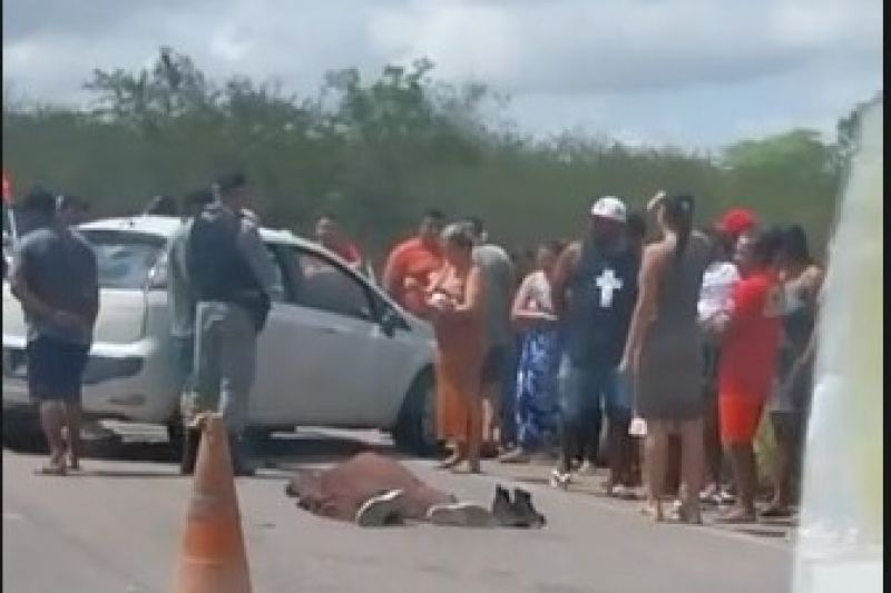 Batida entre moto e carro deixa uma pessoa morta e outra ferida em Olho D'água do Casado