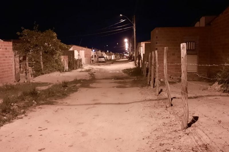 Homem é morto a tiros dentro de residência em conjunto habitacional de Delmiro Gouveia