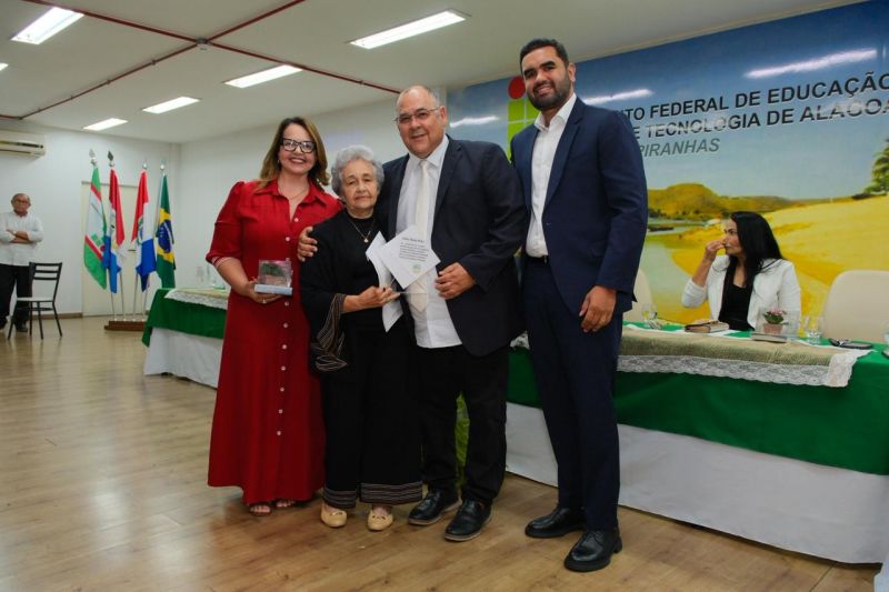 Tiago Freitas parabeniza mulheres homenageadas em moção que celebra a força do Sertão